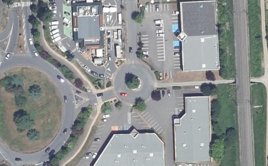 Vue aérienne du Rond-point anonyme n°37933234