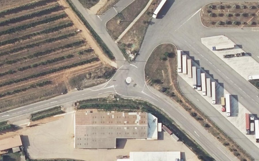 Vue aérienne du Rond-point anonyme n°379416531
