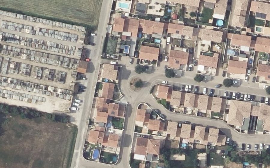 Vue aérienne du Rond-point anonyme n°379440733