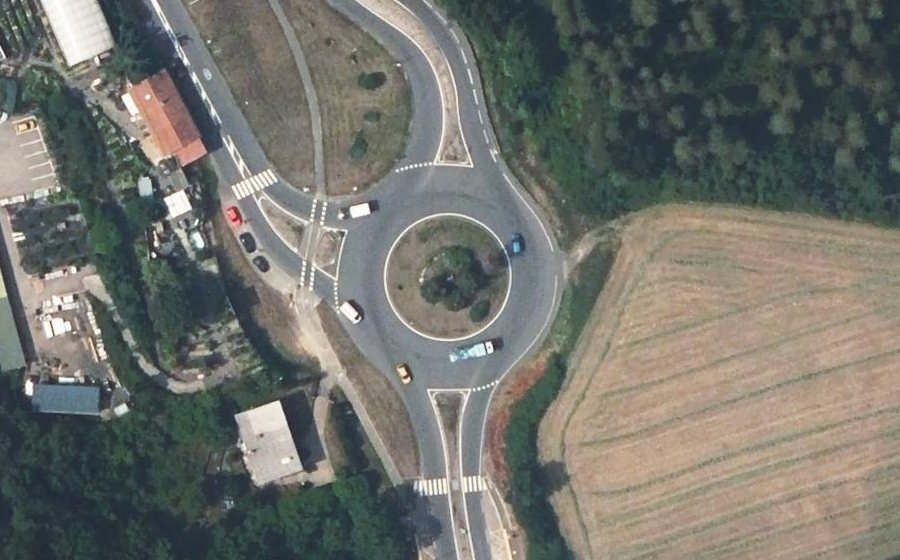 Vue aérienne du Rond-point anonyme n°379450557
