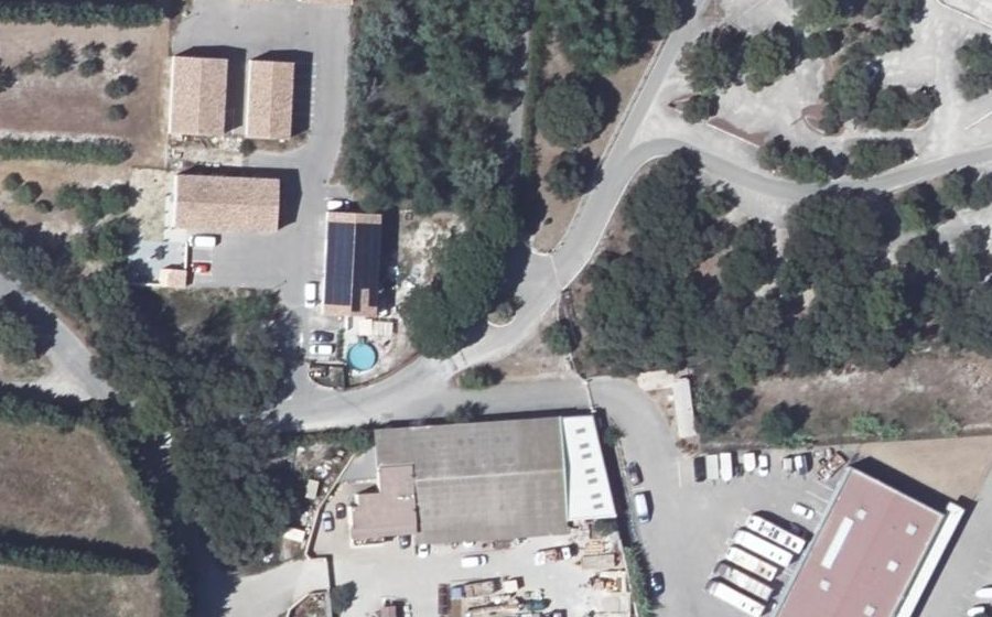 Vue aérienne du Rond-point anonyme n°379475303
