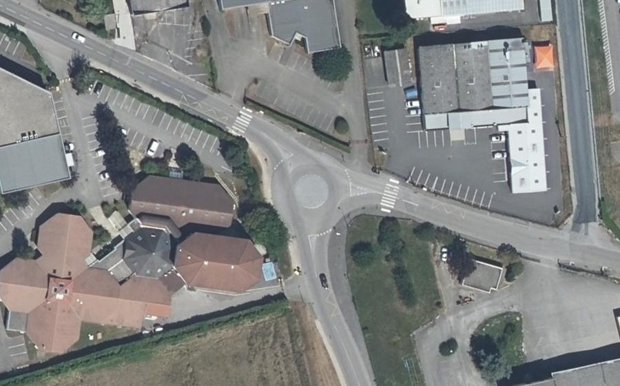 Vue aérienne du Rond-point anonyme n°379489504