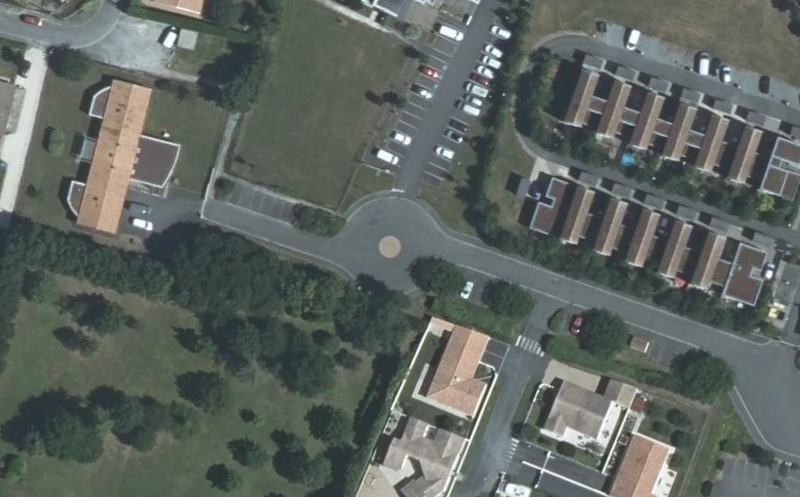 Vue aérienne du Rond-point anonyme n°379505993