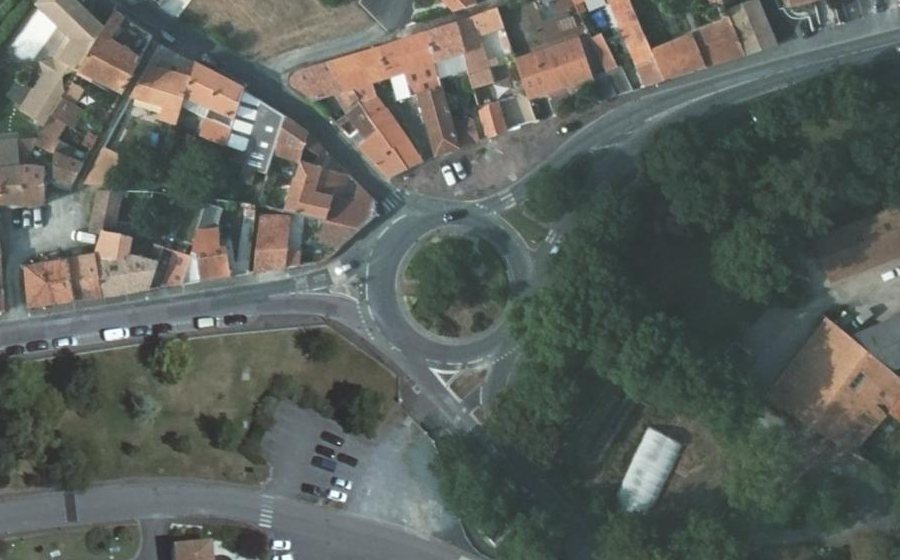 Vue aérienne du Rond-point anonyme n°37954849