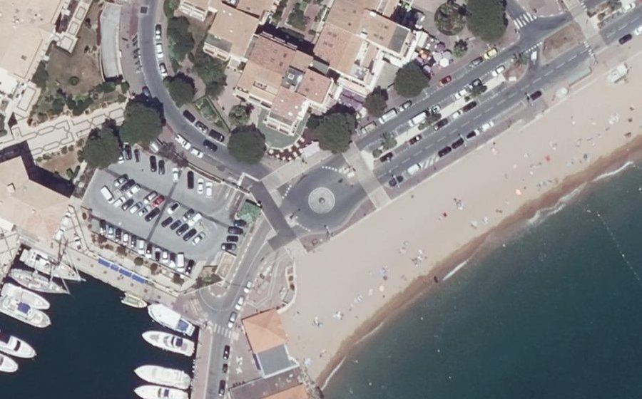 Vue aérienne du Rond-point anonyme n°379657234