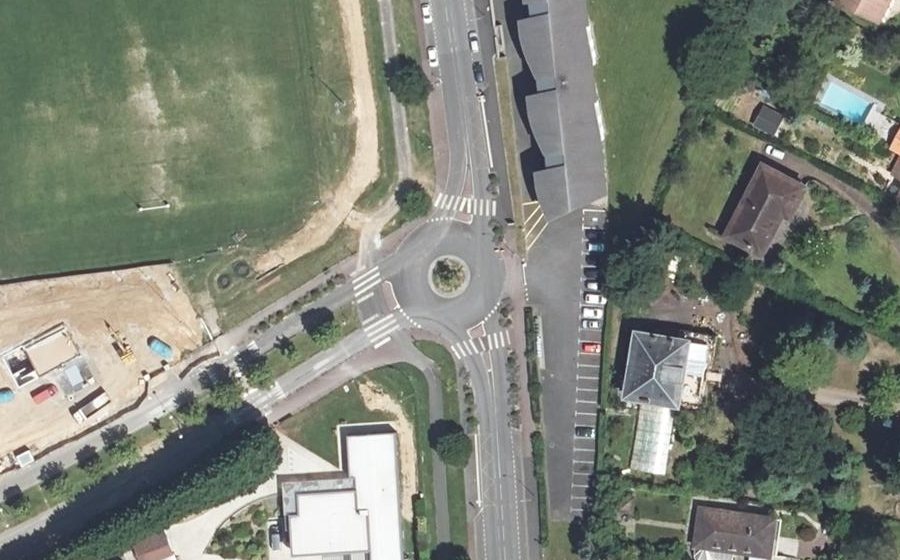 Vue aérienne du Rond-point anonyme n°379766616