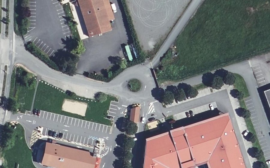 Vue aérienne du Rond-point anonyme n°379770122
