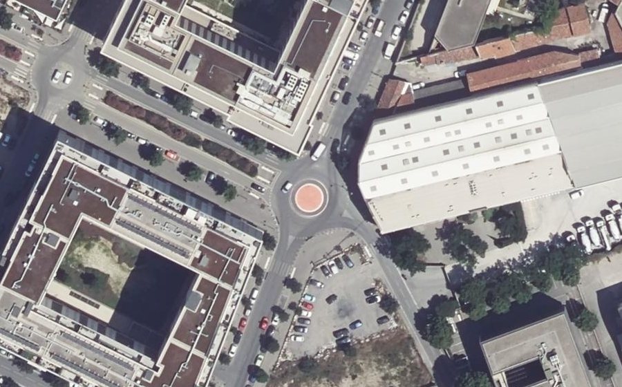 Vue aérienne du Rond-point anonyme n°379803812