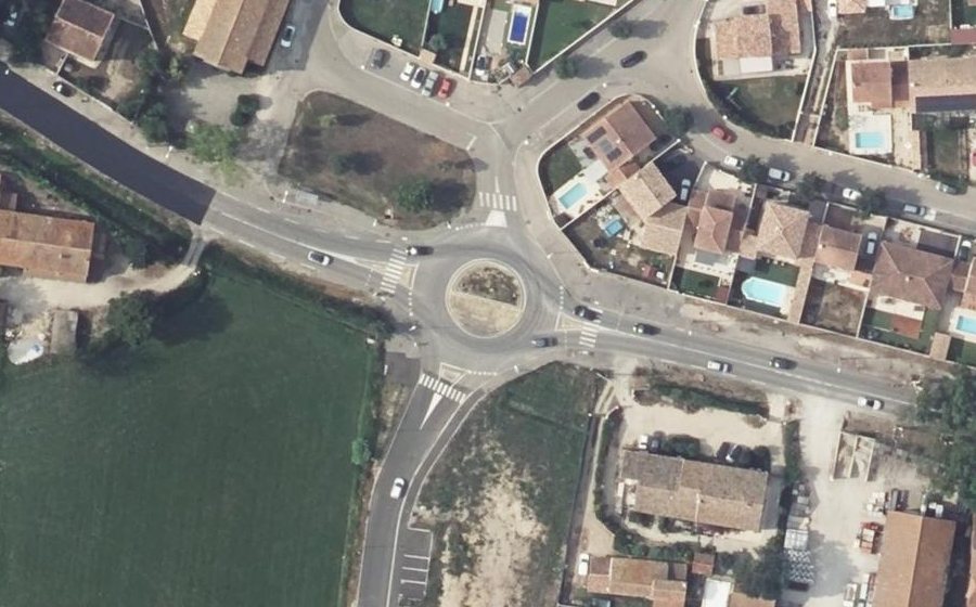 Vue aérienne du Rond-point anonyme n°379812847