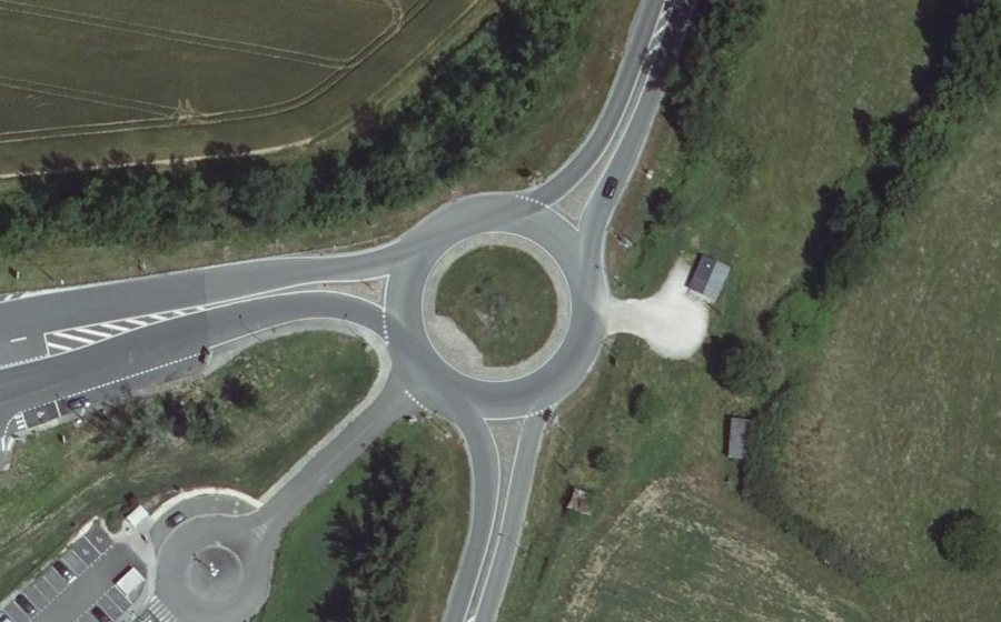 Vue aérienne du Rond-point anonyme n°379813318