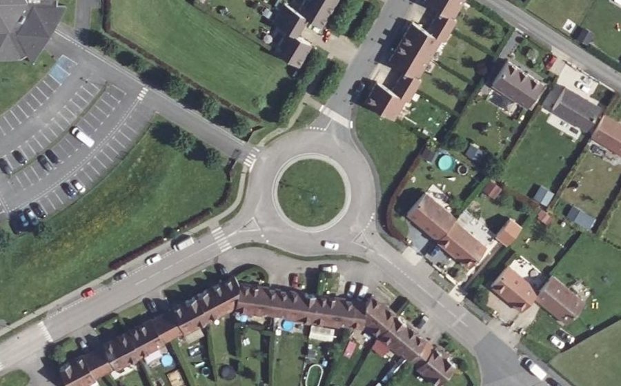 Vue aérienne du Rond-point anonyme n°37983019