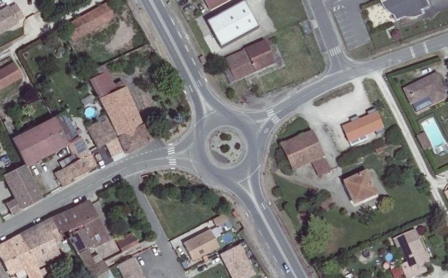 Vue aérienne du Rond-point anonyme n°379885410