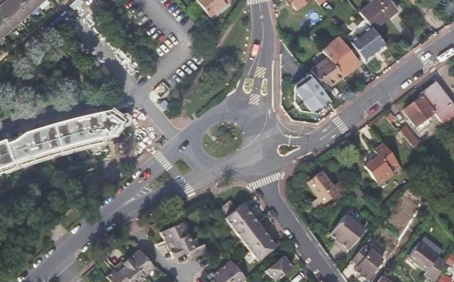 Vue aérienne du Rond-point anonyme n°37988864