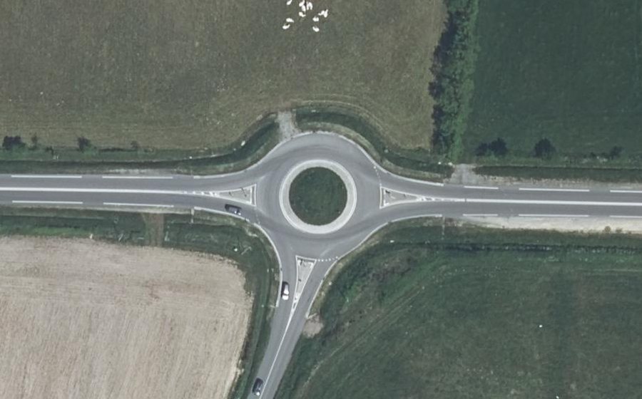Vue aérienne du Rond-point anonyme n°379896758