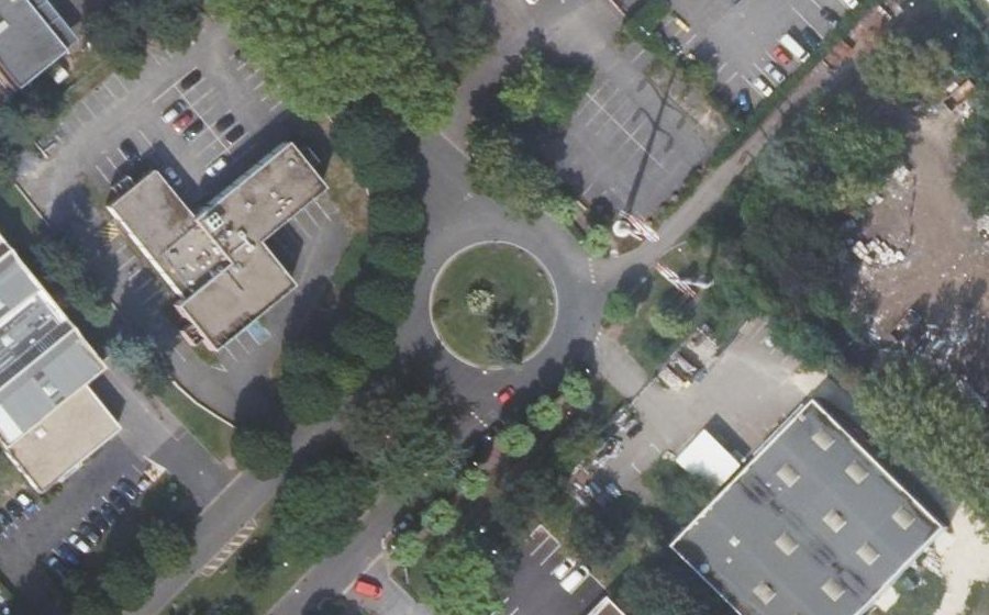 Vue aérienne du Rond-point anonyme n°37992171