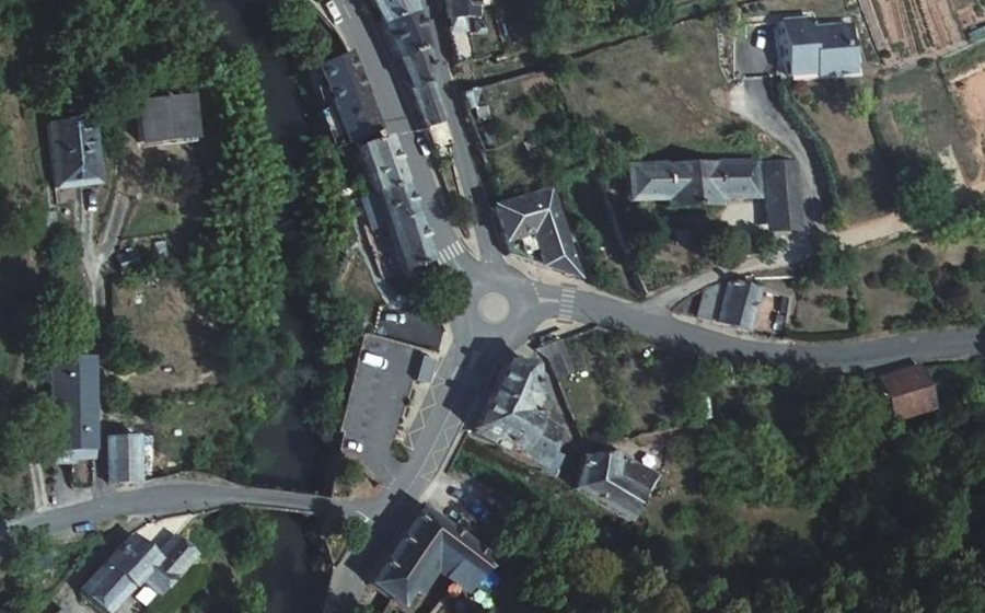 Vue aérienne du Rond-point anonyme n°379932808