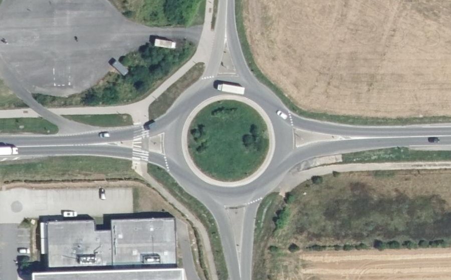 Vue aérienne du Rond-point anonyme n°379962570