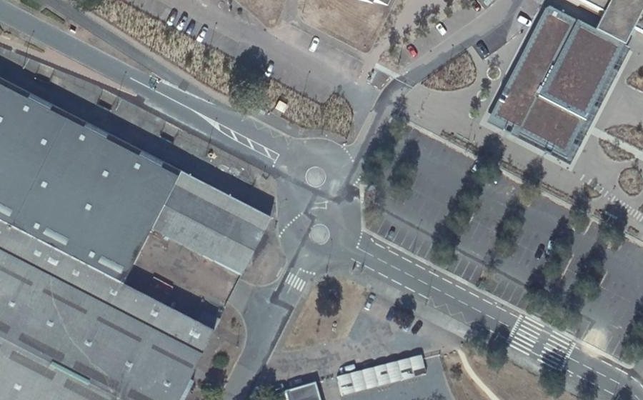 Vue aérienne du Rond-point anonyme n°379964316