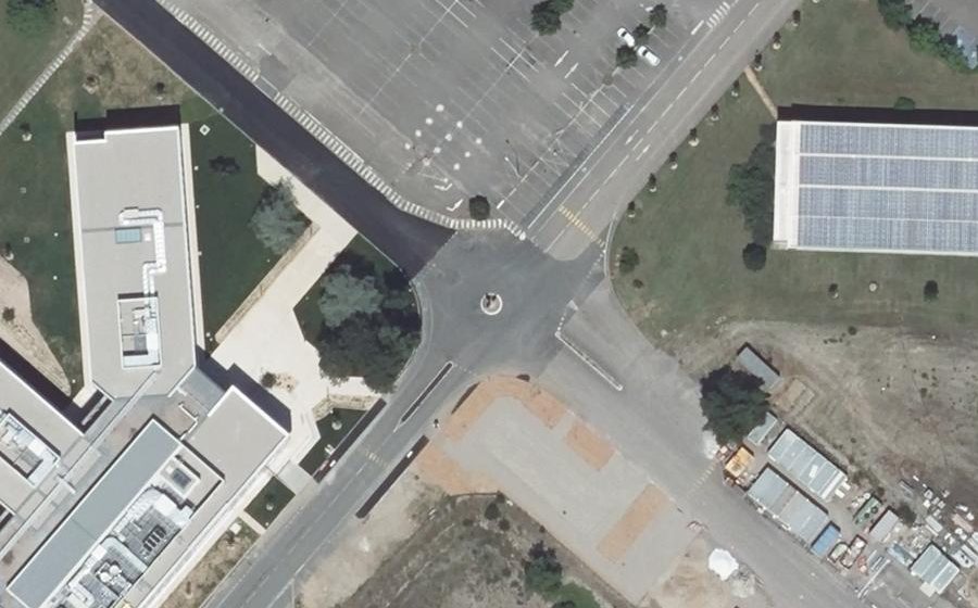 Vue aérienne du Rond-point anonyme n°380071447