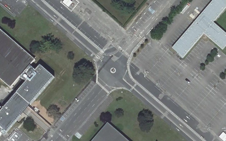 Vue aérienne du Rond-point anonyme n°380072780