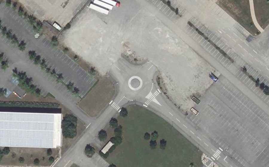 Vue aérienne du Rond-point anonyme n°380074119