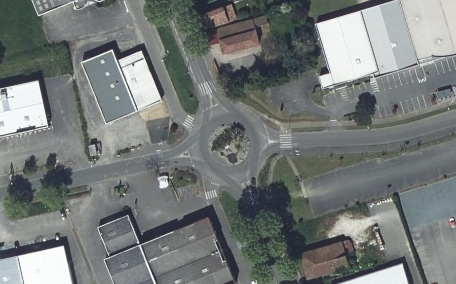 Vue aérienne du Rond-point anonyme n°380108837
