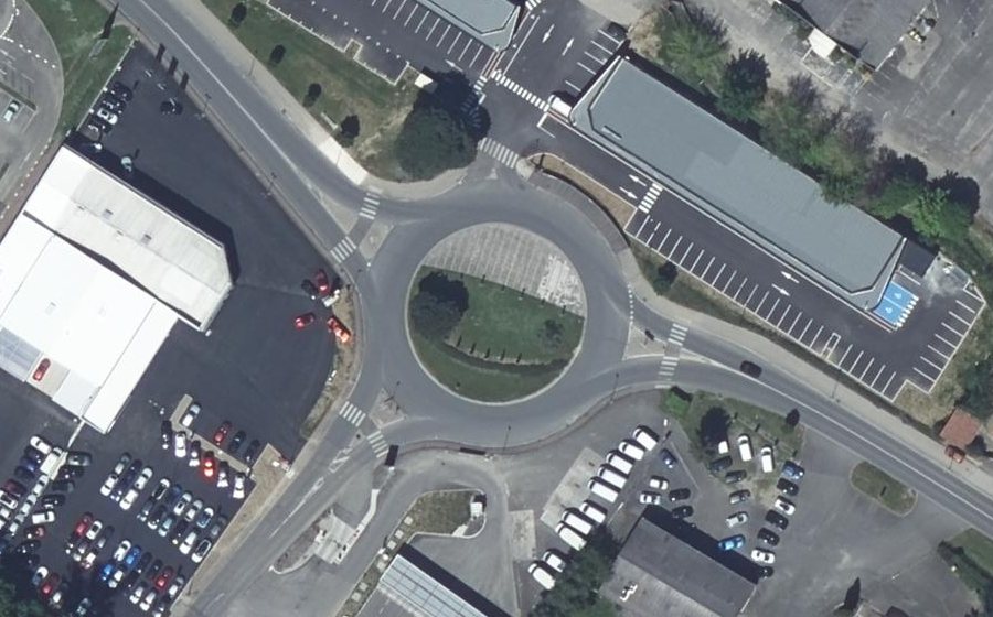 Vue aérienne du Rond-point anonyme n°380146229