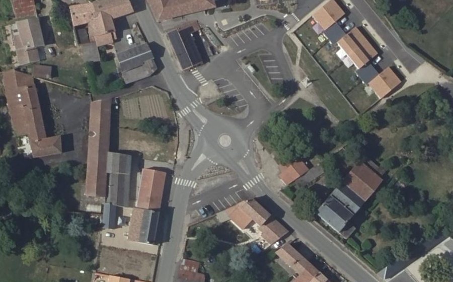 Vue aérienne du Rond-point anonyme n°380196194
