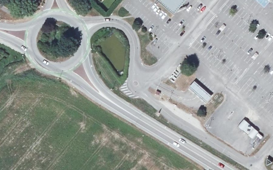 Vue aérienne du Rond-point anonyme n°380198582