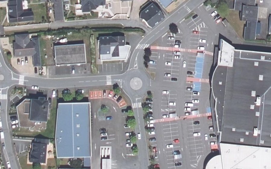 Vue aérienne du Rond-point anonyme n°380277270