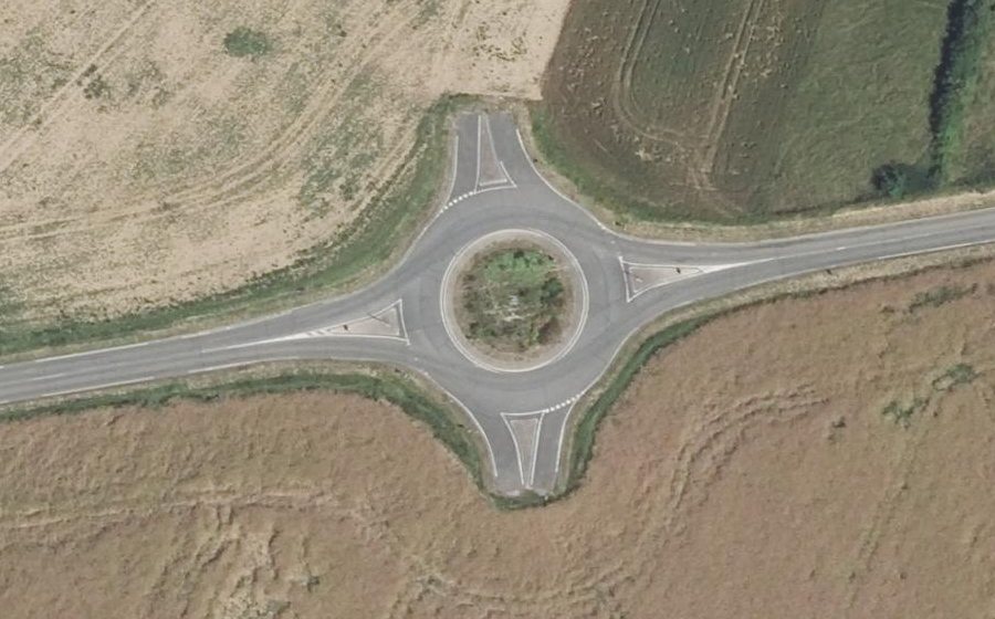 Vue aérienne du Rond-point anonyme n°380358443