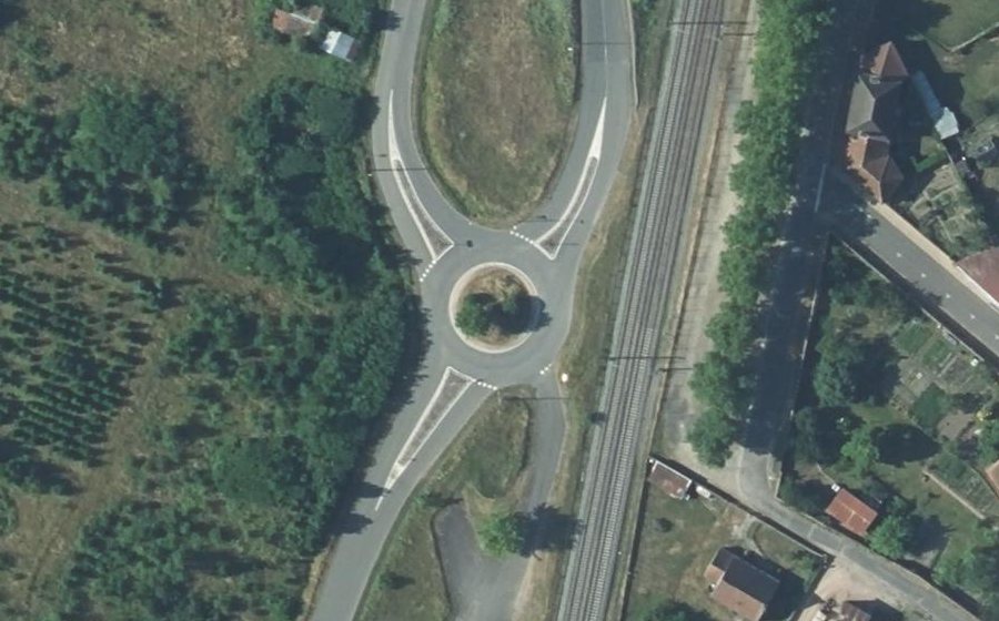 Vue aérienne du Rond-point anonyme n°38036534