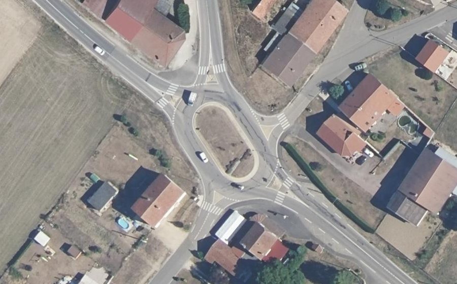 Vue aérienne du Rond-point anonyme n°38042574