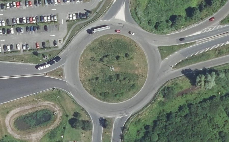 Vue aérienne du Rond-point anonyme n°38044552