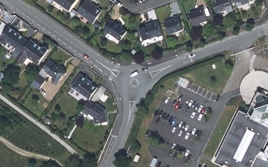Vue aérienne du Rond-point anonyme n°380460952