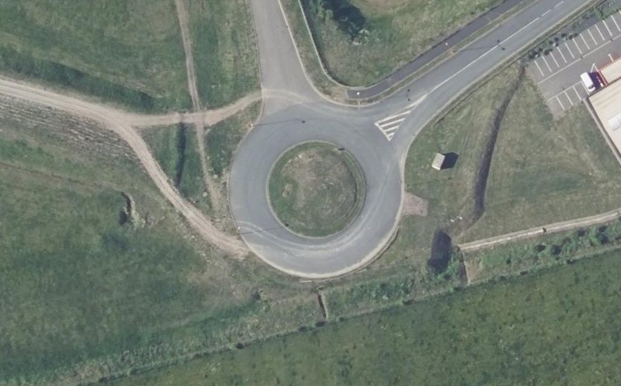 Vue aérienne du Rond-point anonyme n°380477896