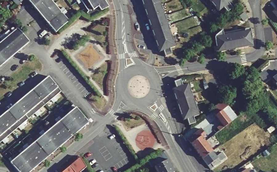 Vue aérienne du Rond-point anonyme n°380534728