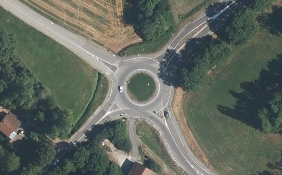 Vue aérienne du Rond-point anonyme n°38054552