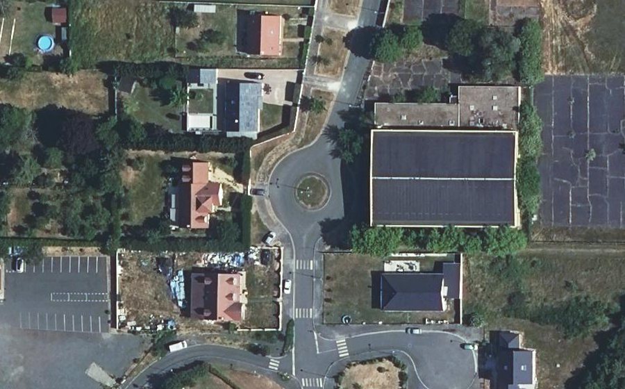 Vue aérienne du Rond-point anonyme n°380566137