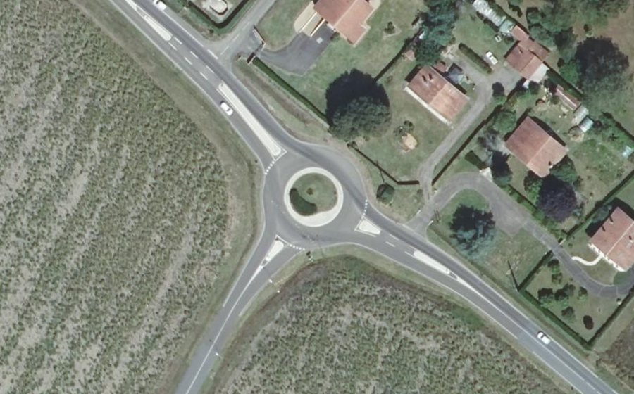 Vue aérienne du Rond-point anonyme n°38068109