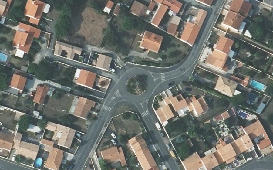 Vue aérienne du Rond-point anonyme n°38069912