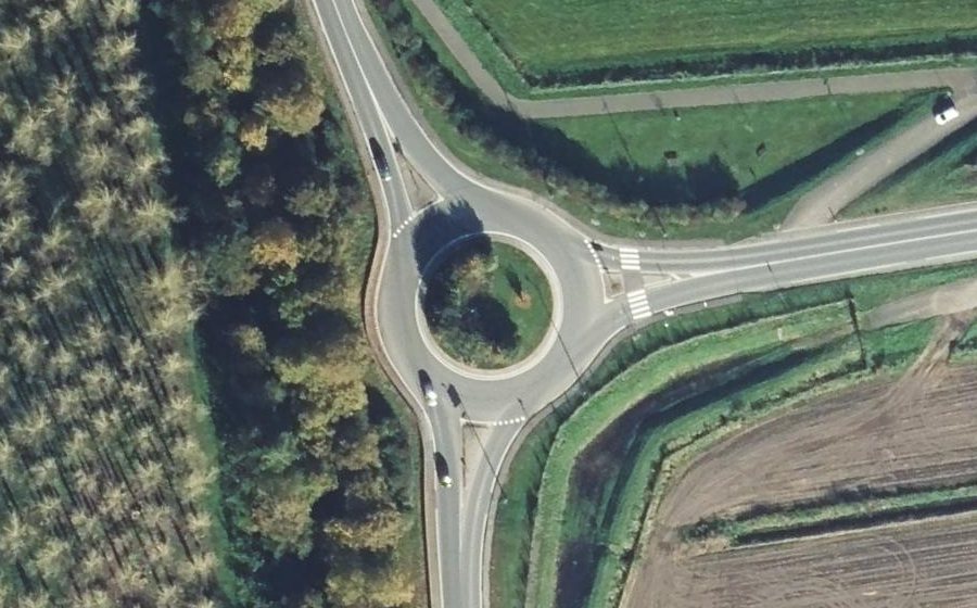 Vue aérienne du Rond-point anonyme n°380726135