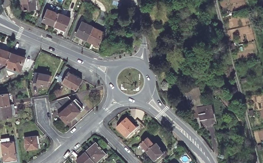 Vue aérienne du Rond-point anonyme n°38079720