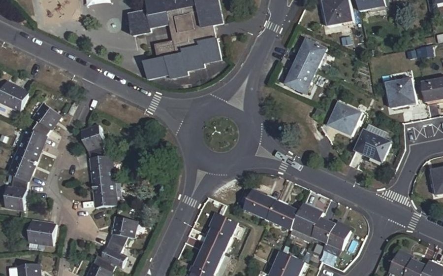 Vue aérienne du Rond-point anonyme n°38080525