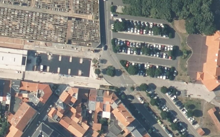 Vue aérienne du Rond-point anonyme n°380871399