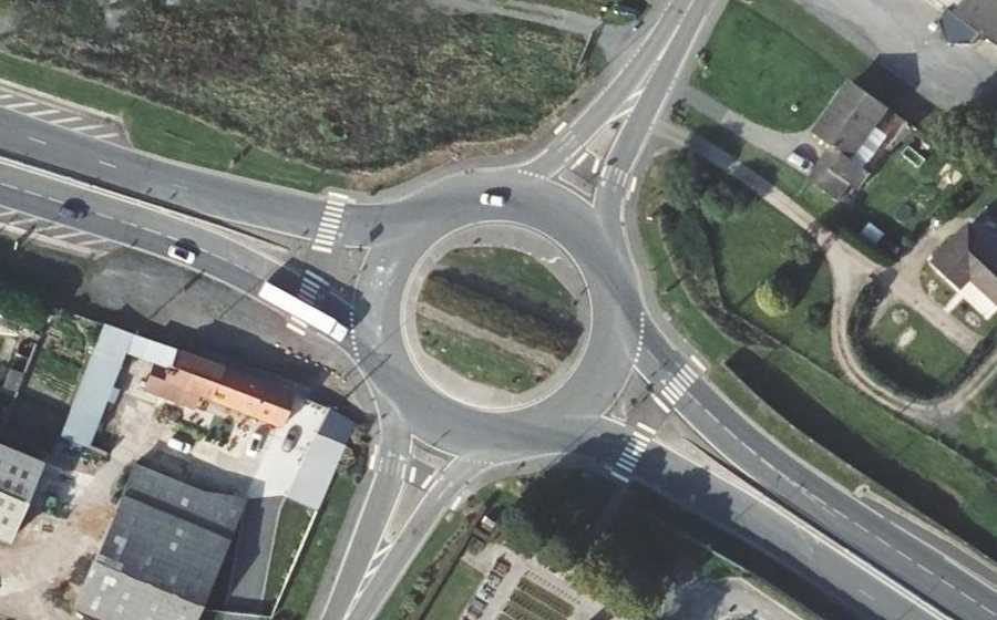 Vue aérienne du Rond-point anonyme n°380871579