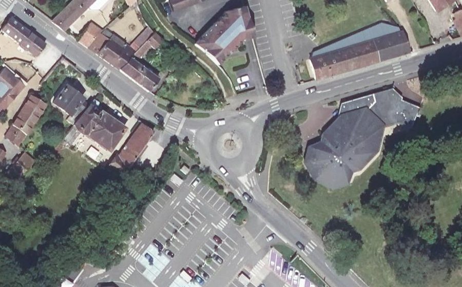 Vue aérienne du Rond-point anonyme n°38087325