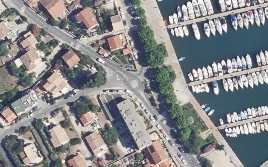 Vue aérienne du Rond-point anonyme n°38096095