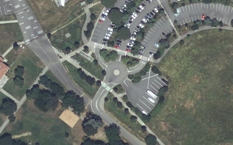 Vue aérienne du Rond-point anonyme n°380978840