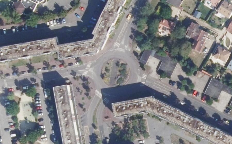 Vue aérienne du Rond-point anonyme n°38099891
